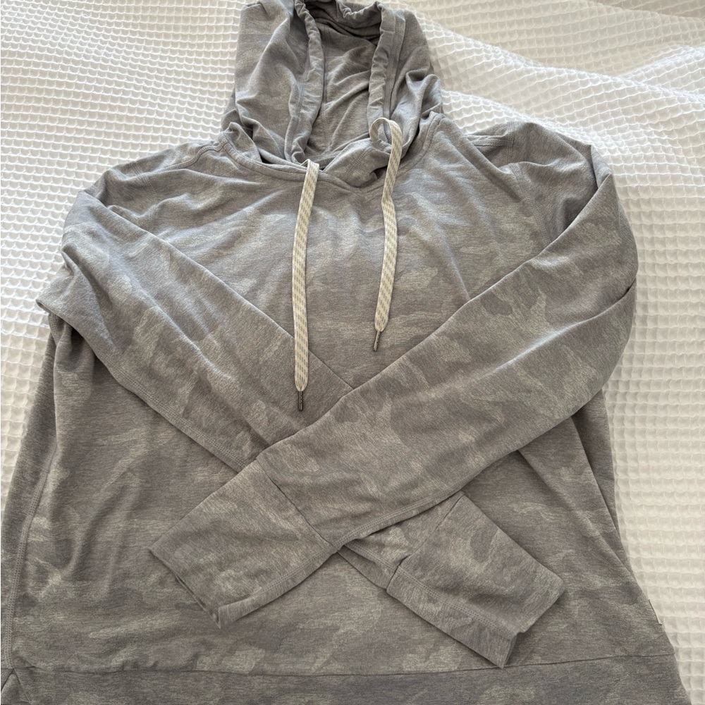 Vuori Halo Essential Hoodie in camo